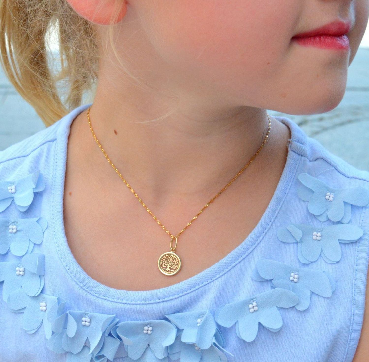 Złota zawieszka próby 333 drzewko szczęścia ZA 6291 333. Złota zawieszka w kształcie drzewka na szczęście. Elegancki wisiorek wykonany z próby 333 żółtego złota. Ta unikalna biżuteria, która zachwyci każdą kobietę. Element o.jpg